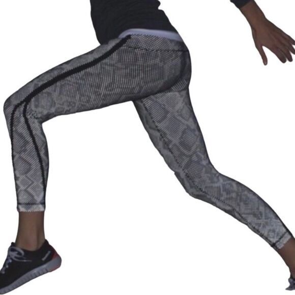 .Lululemon Pace Tight (Full-On Luxtreme)  Lights Out Black/Ravish Reptile… - Picture 5 of 14